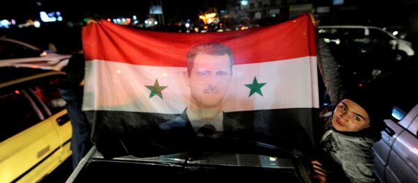 La bandera de Siria con el retrato de Bashar Asad - Sputnik Mundo