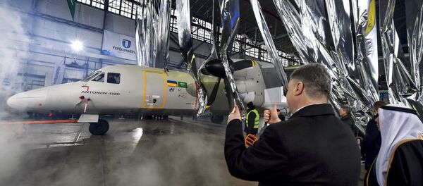 Petró Poroshenko en la presentación del avión AN-132 - Sputnik Mundo