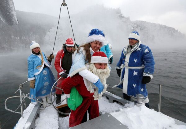 El 'combate' más caliente de la Navidad: nievecillas rusas vs. las ayudantes de Papá Noel - Sputnik Mundo