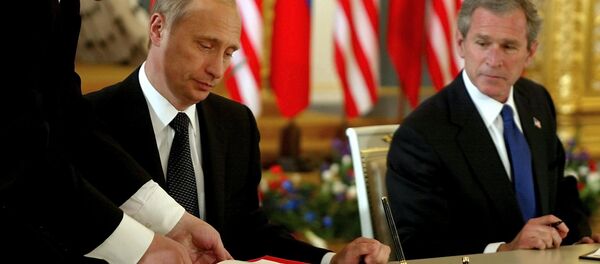 Vladímir Putin y George W. Bush (archivo) - Sputnik Mundo
