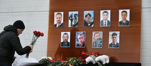 Flores en la memoria de las víctimas del siniestro del avión Tu-154 - Sputnik Mundo