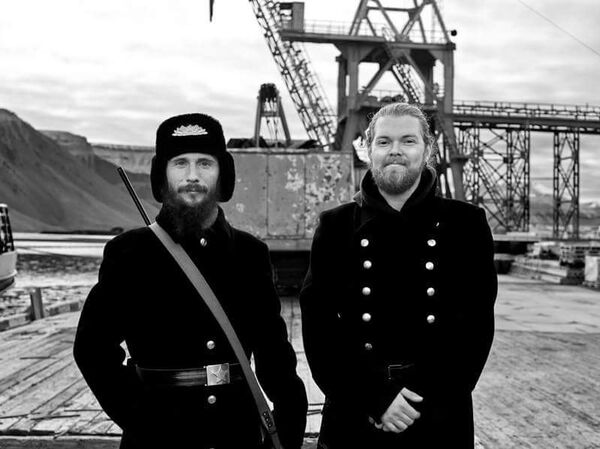 Los visitantes de Spitsbergen suelen tomar fotos con el carismático guía - Sputnik Mundo