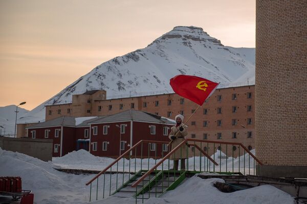 Pyramiden es una ciudad de la época soviética, y Sasha suele mantener el ambiente histórico del asentamiento - Sputnik Mundo