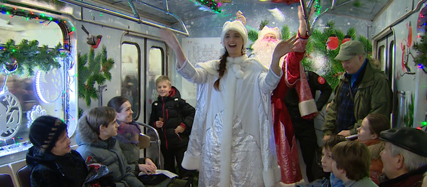 Moscú se luce con el Tren de Navidad - Sputnik Mundo