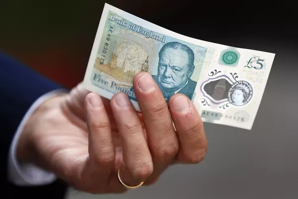 Governor of the Bank of England Mark Carney poses with a new polymer five pound note, at Whitecross Street Market, to promote the launch of the new bank note, in London, on September 13, 2016 Governor of the Bank of England Mark Carney poses with a new polymer five pound note, at Whitecross Street Market, to promote the launch of the new bank note, in London, on September 13, 2016 - Sputnik Mundo