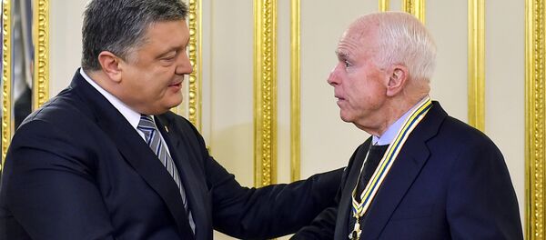 El presidente ucraniano Petró Poroshenko y el senador estadounidense John McCain - Sputnik Mundo