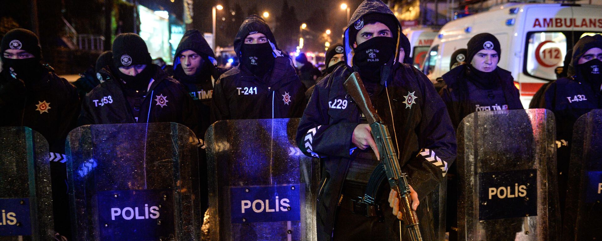 Turkish police officers block the road leading to the scene of an attack in Istanbul, early Sunday - Sputnik Mundo, 1920, 13.11.2022