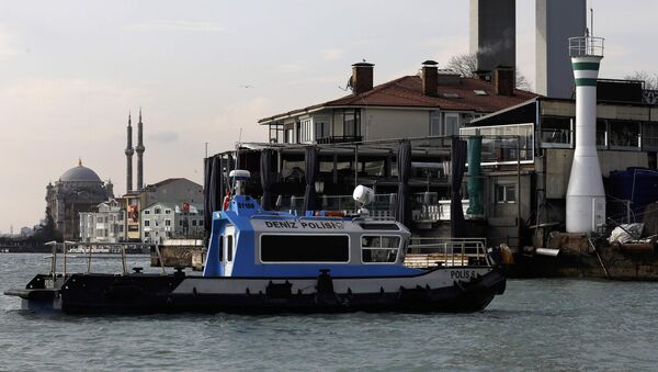 Turkish coast guard boat patrols in front of the Reina nightclub by the Bosphorus, which was attacked by a gunman, in Istanbul, - Sputnik Mundo