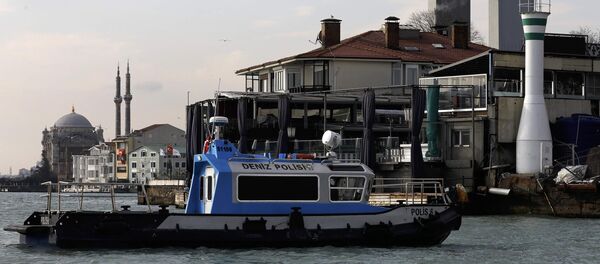 Turkish coast guard boat patrols in front of the Reina nightclub by the Bosphorus, which was attacked by a gunman, in Istanbul, - Sputnik Mundo