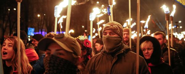 Los nacionalistas ucranianos marchan con antorchas por las calles de Kiev en honor al 108º aniversario del nacimiento de Stepán Bandera - Sputnik Mundo