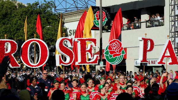 El Desfile del Torneo de las Rosas celebra la llegada del año nuevo con flores, música y deporte en California, EEUU - Sputnik Mundo