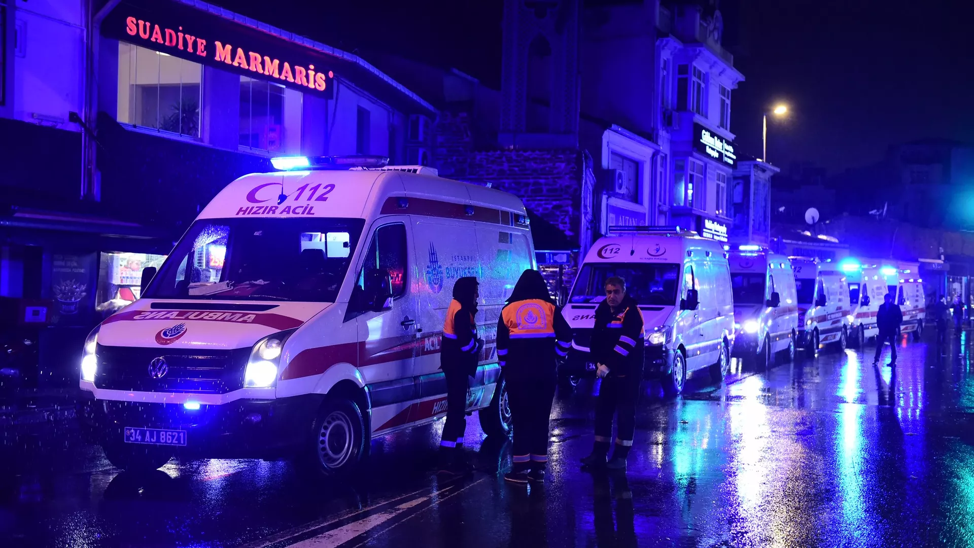 Ambulances are seen at the site of an armed attack January 1, 2017 in Istanbul. Ambulances are seen at the site of an armed attack January 1, 2017 in Istanbul. - Sputnik Mundo, 1920, 06.05.2022