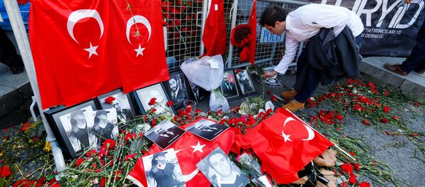 Flores en homenaje a las víctimas del atentado en Estambul - Sputnik Mundo