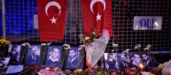 Flores y fotos de las víctimas del atentado en un club nocturno en Estambul Flores y fotos de las víctimas del atentado en un club nocturno en Estambul - Sputnik Mundo