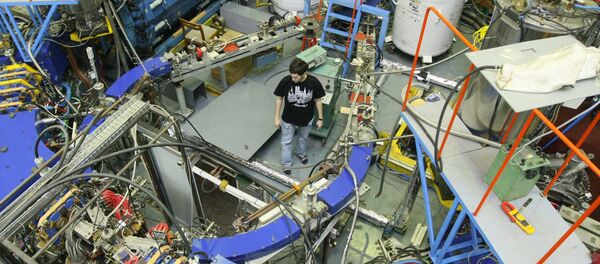 Un empleado en la sala del Instituto de Física Nuclear (IFN) de Novosibirsk, donde está instalado el colisionador electrón-positrón - Sputnik Mundo