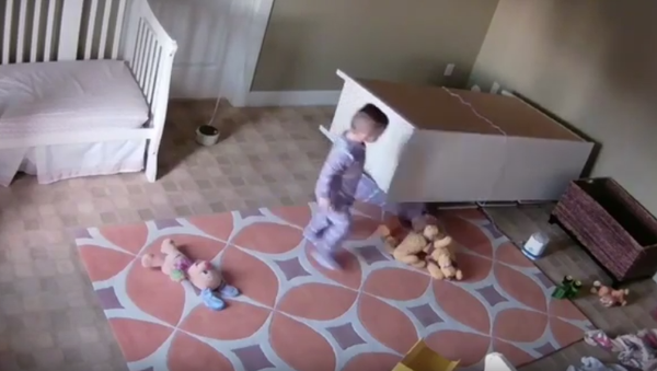 Un niño de 2 años le salva la vida a su hermano gemelo - Sputnik Mundo