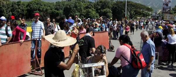 La gente hace fila para cruzar el puente internacional Simón Bolívar hacia Colombia, en San Antonio del Táchira, Venezuela - Sputnik Mundo