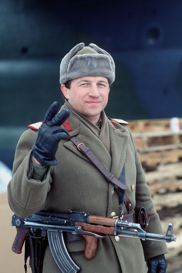 Un soldado rumano con el rifle AIM (nombre para la exportación), llamado PM en Polonia, modelo 63/65 (1989, foto de archivo) Un soldado rumano con el rifle AIM (nombre para la exportación), llamado PM en Polonia, modelo 63/65 (1989, foto de archivo) - Sputnik Mundo