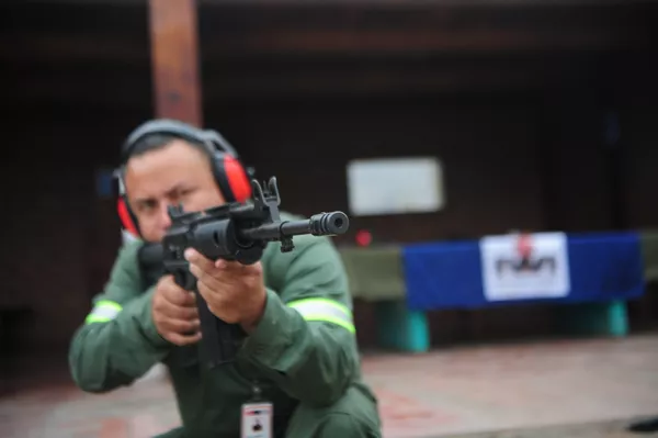 Un soldado durante unos ejercicios con el rifle Galil en Lima (12 de octubre de 2011) Un soldado durante unos ejercicios con el rifle Galil en Lima (12 de octubre de 2011) - Sputnik Mundo