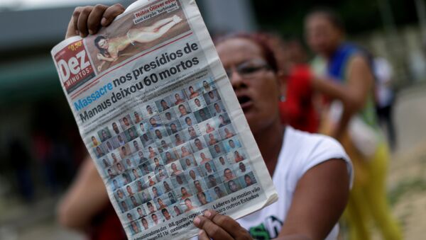 Una mujer con el periódico local, Manaos, Brasil - Sputnik Mundo