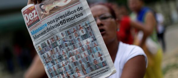 Una mujer con el periódico local, Manaos, Brasil - Sputnik Mundo