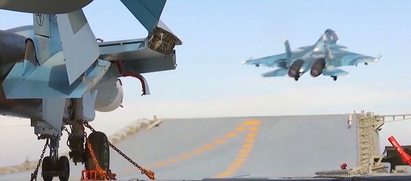 El despegue del Su-33 del portaviones Almirante Kuznetsov - Sputnik Mundo