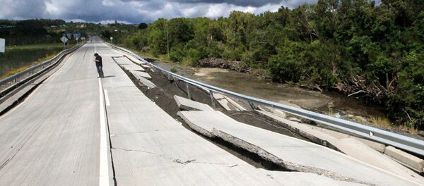 Una vía destruida por un terremoto en Chile (archivo) Una vía destruida por un terremoto en Chile (archivo) - Sputnik Mundo