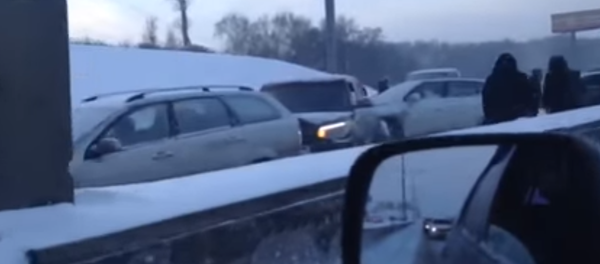 Colisiones múltiples en una autopista de Moscú - Sputnik Mundo