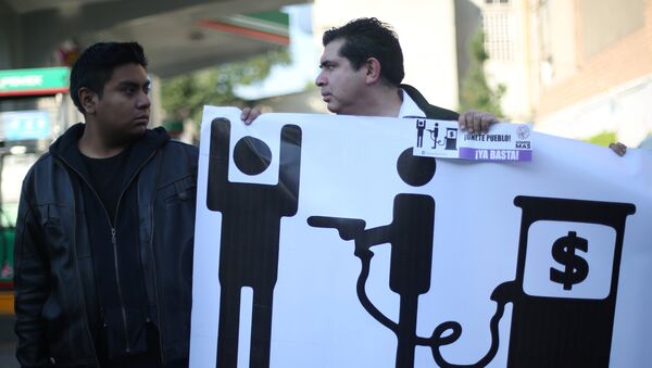 Protesters block the entrance to a gas station as they take part during a demonstration at Tlalpan avenue against the rising prices of gasoline enforced by the Mexican government, in Mexico City, Mexico - Sputnik Mundo