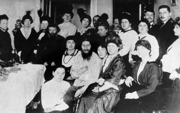 Grigori Rasputín entre las damas de la Corte - Sputnik Mundo