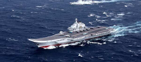Escuadra naval china liderada por el primer portaviones del país asiático, el Liaoning - Sputnik Mundo