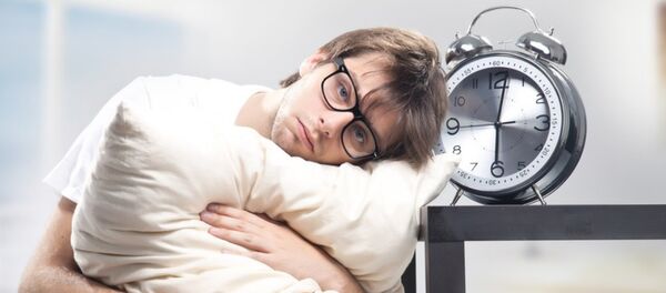 Sad man holding pillow and the clock - Sputnik Mundo