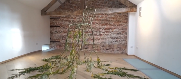 Una compañía inglesa siembra sillas y luminarias - Sputnik Mundo