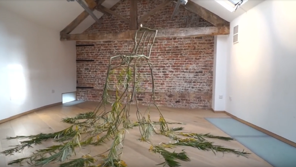 Una compañía inglesa siembra sillas y luminarias - Sputnik Mundo