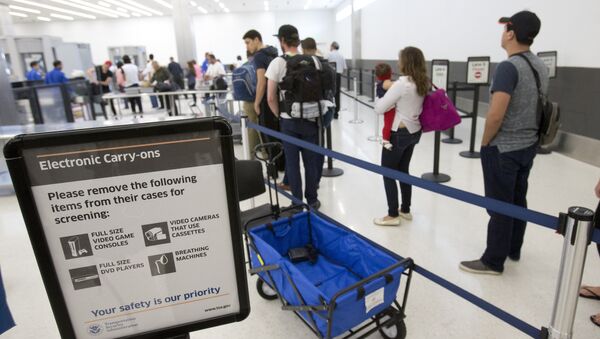 Passengers line up to go through security at the Fort Lauderdale-Hollywood International Airport, Friday, Dec. 18, 2015, in Fort Lauderdale, Fla - Sputnik Mundo