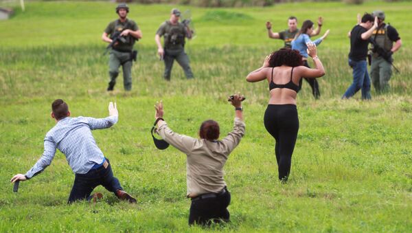 La gente escapa del tiroteo en el aeropuerto de Fort Lauderdale cerca de Miami, Florida La gente escapa del tiroteo en el aeropuerto de Fort Lauderdale cerca de Miami, Florida - Sputnik Mundo