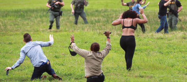 La gente escapa del tiroteo en el aeropuerto de Fort Lauderdale cerca de Miami, Florida - Sputnik Mundo