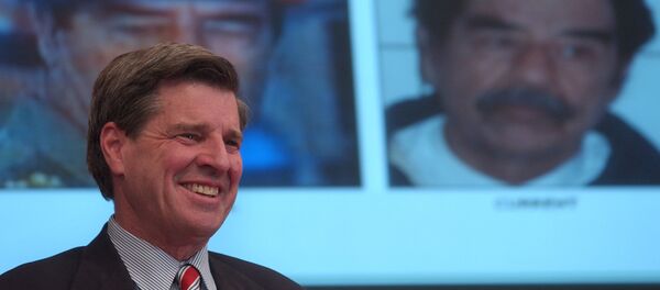 L. Paul Bremer, director de la Reconstrucción y Asistencia Humanitaria en Irak, sonríe durante la conferencia de prensa que anunció la captura de Sadam Husein, 14 de diciembre de 2003 - Sputnik Mundo