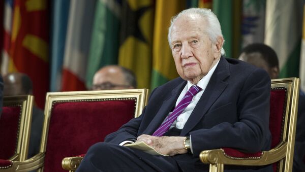 Former Portuguese President and President of the jury of the Felix Houphouet-Boigny Peace Prize, Mario Soares, attends to the award ceremony honoring French President who was officially awarded at the Unesco headquarters in Paris, on June 5, 2013 - Sputnik Mundo