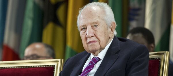 Former Portuguese President and President of the jury of the Felix Houphouet-Boigny Peace Prize, Mario Soares, attends to the award ceremony honoring French President who was officially awarded at the Unesco headquarters in Paris, on June 5, 2013 - Sputnik Mundo
