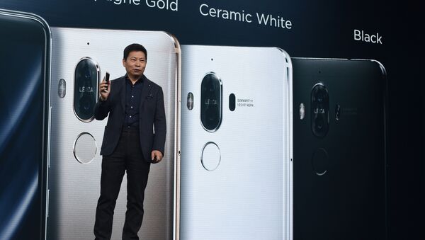 CEO of Huawei presents the new Huawei Mate 9 - Sputnik Mundo