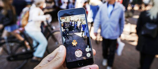 Gamers play with the Pokemon Go application on their mobile phone, at the Grote Markt in Haarlem, on July 13, 2016 Gamers play with the Pokemon Go application on their mobile phone, at the Grote Markt in Haarlem, on July 13, 2016 - Sputnik Mundo