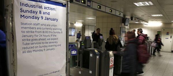 Una pancarta con la información acerca de la huelga de los empleados del metro de Londres - Sputnik Mundo