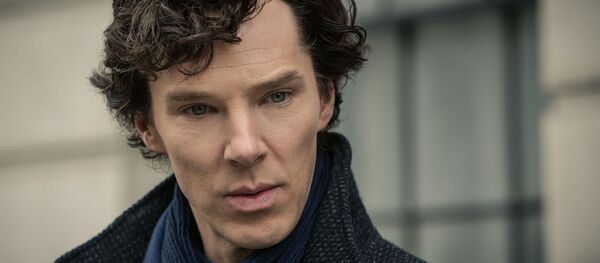 Benedict Cumberbatch protagoniza al detective Sherlock Holmes en la serie televisiva 'Sherlock' - Sputnik Mundo