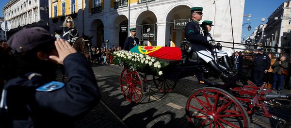 El ataúd del expresidente portugués Mario Soares está llevado al Monasterio de los Jerónimos en Lisboa - Sputnik Mundo