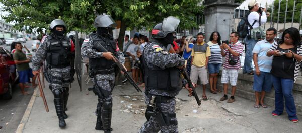 Policías brasileños cerca de la cárcel Desembargador Raimundo Vidal Pessoa, en el centro de Manaos - Sputnik Mundo