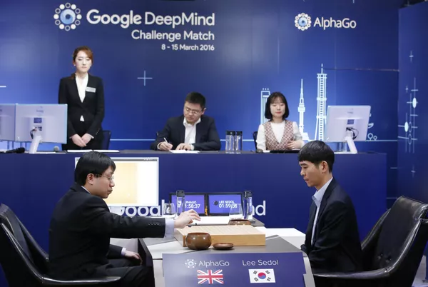 El maestro de Go profesional Lee Sedol (a la derecha) se enfrenta a la inteligencia artificial de Google DeepMind, representado por su programador Aja Huang (a la izquierda). Seúl, Corea del Sur, 15 de marzo de 2016. El maestro de Go profesional Lee Sedol (a la derecha) se enfrenta a la inteligencia artificial de Google DeepMind, representado por su programador Aja Huang (a la izquierda). Seúl, Corea del Sur, 15 de marzo de 2016. - Sputnik Mundo