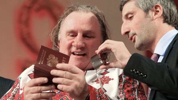 Gérard Depardieu con el pasaporte ruso Gérard Depardieu con el pasaporte ruso - Sputnik Mundo