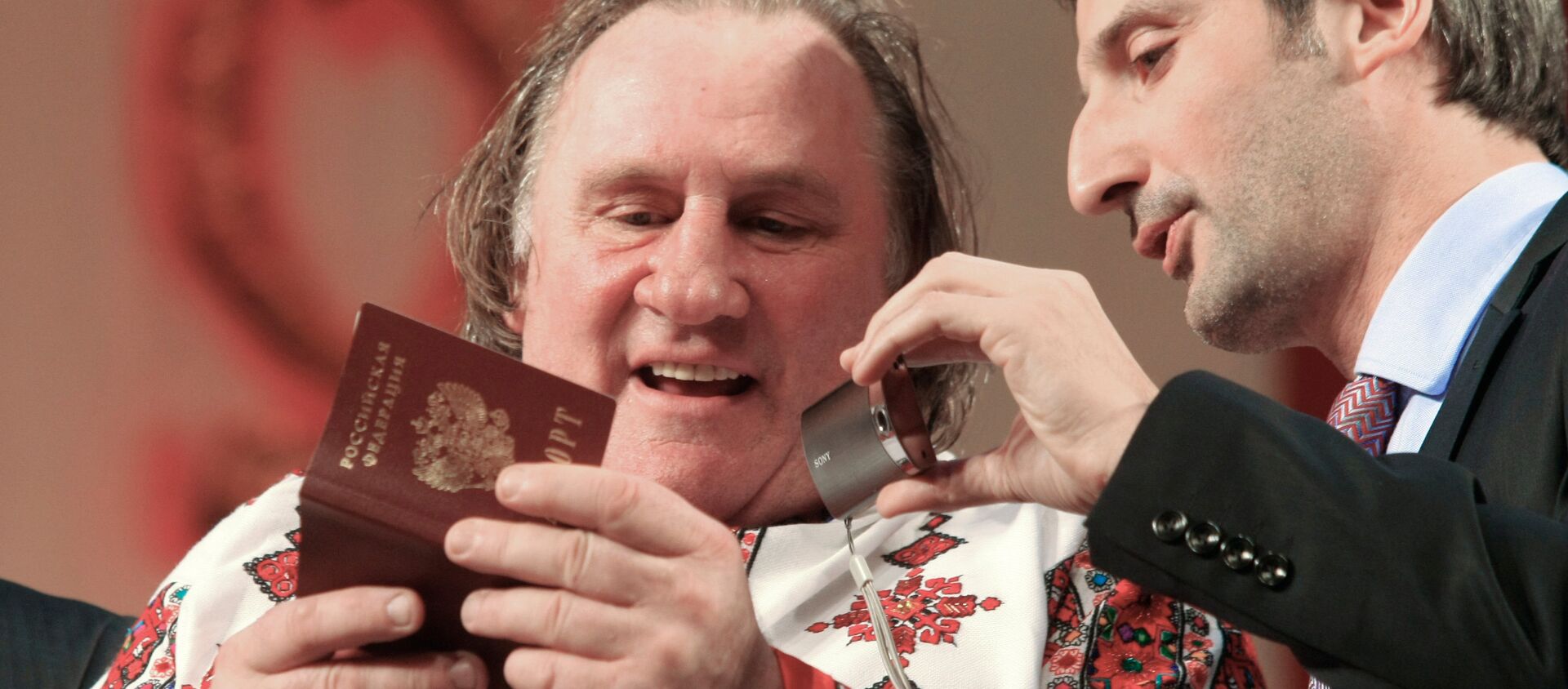 Gérard Depardieu con el pasaporte ruso Gérard Depardieu con el pasaporte ruso - Sputnik Mundo, 1920, 10.01.2017