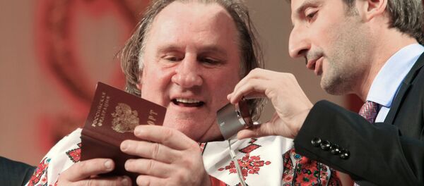 Gérard Depardieu con el pasaporte ruso - Sputnik Mundo